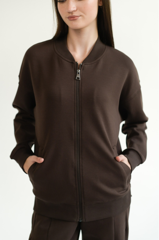 Костюм брючный спортивного плана в шоколадном оттенке